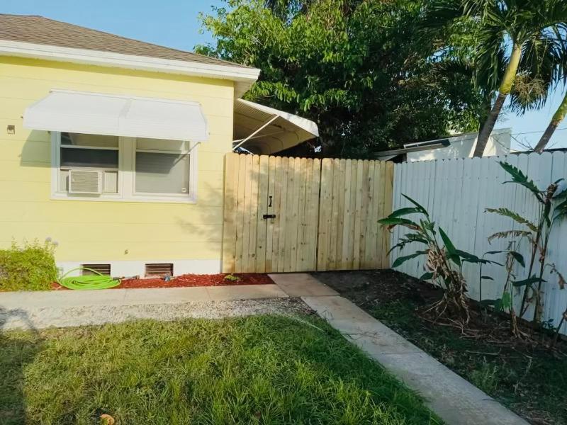 5 Min To Beach Large Living Room Fenced Backyard Bbq Firepit Driveway Boat Parking Lake Worth Beach Εξωτερικό φωτογραφία